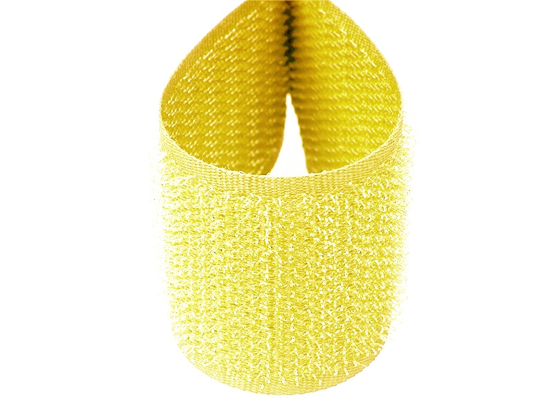 Zipová páska svetle žlutá 611 polyester/nylon háček 25 m Zipová páska svetle žlutá 611 polyester/nylon háček 25 m