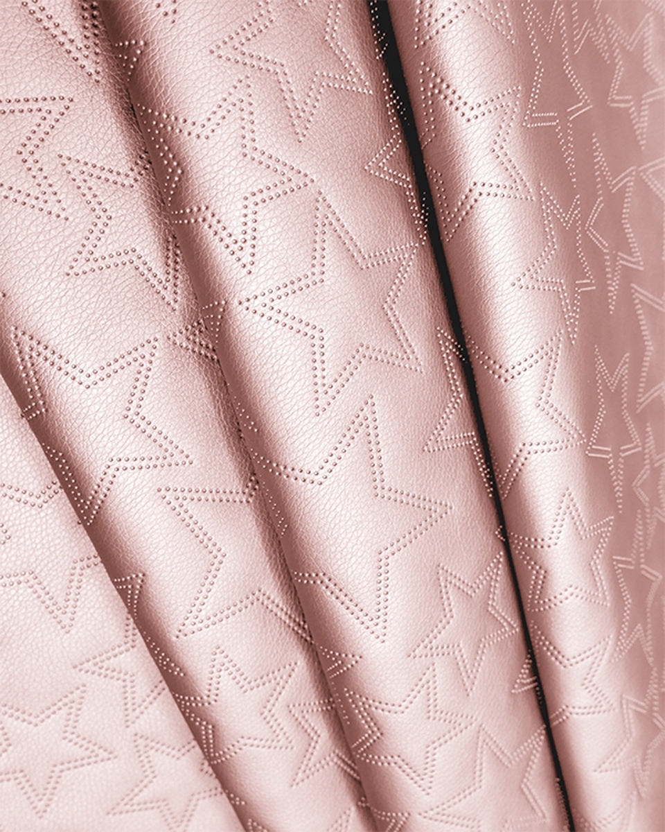 UMĚLÁ KŮŽE PROŠÍVANÝ HVĚZDY PEARL PINK 140 CM 1 M UMĚLÁ KŮŽE PROŠÍVANÝ HVĚZDY PEARL PINK 140 CM 1 M