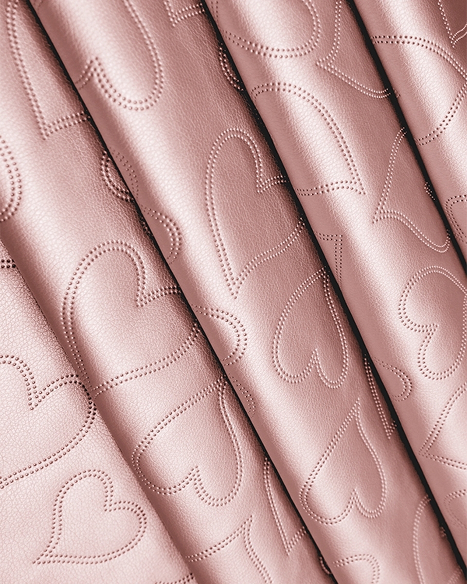 UMĚLÁ KŮŽE PROŠÍVANÝ SRDCE PEARL PINK 140 CM 1 M UMĚLÁ KŮŽE PROŠÍVANÝ SRDCE PEARL PINK 140 CM 1 M