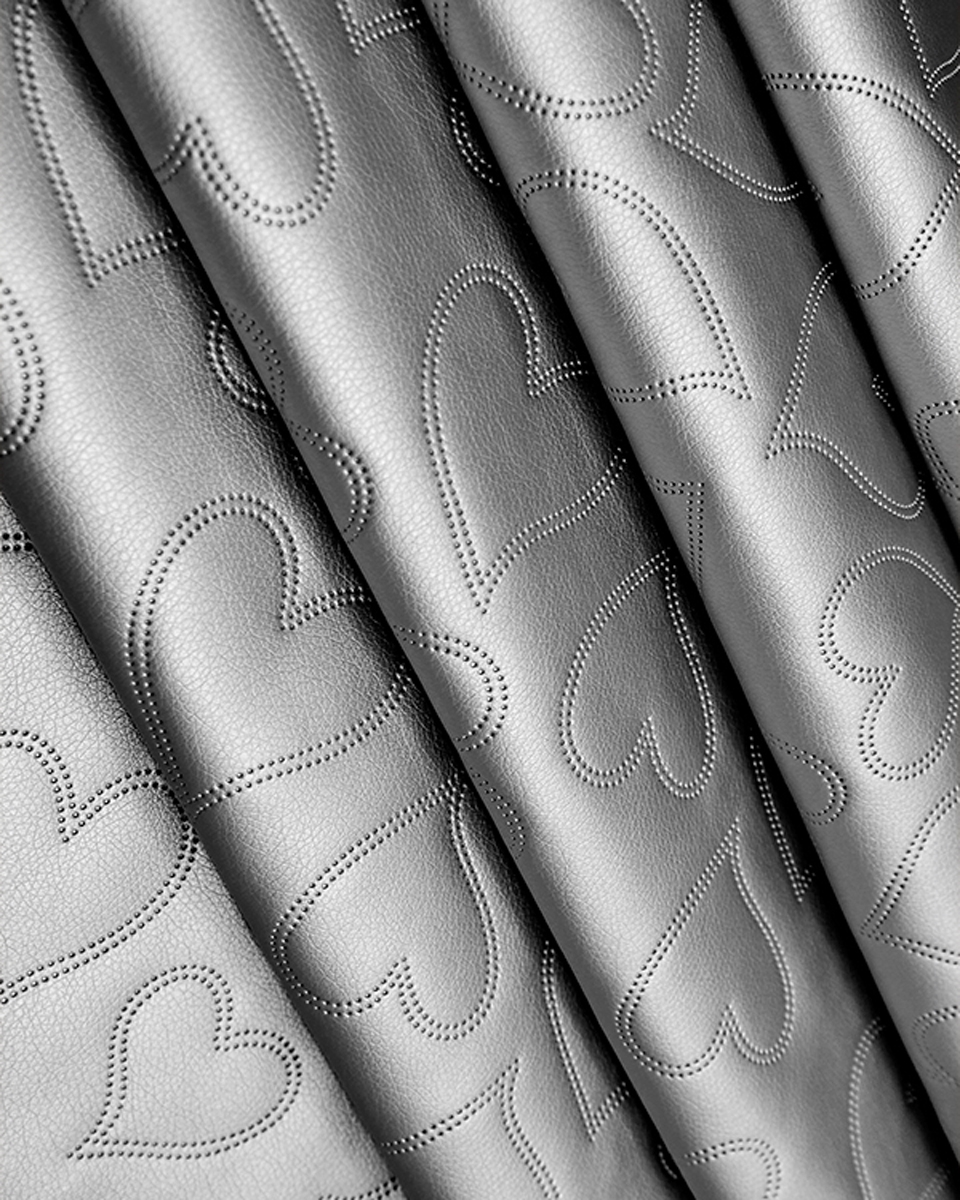 GESTEPPT KUNSTLEDER HERZEN SILBER 140 CM 1 LM